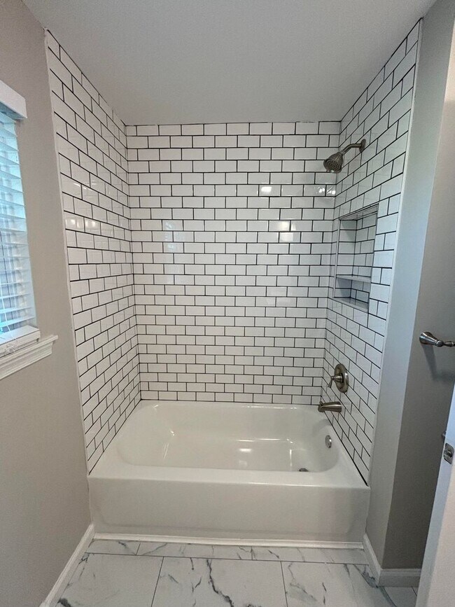 Building Photo - 3 Bedroom Townhome in Emmaus