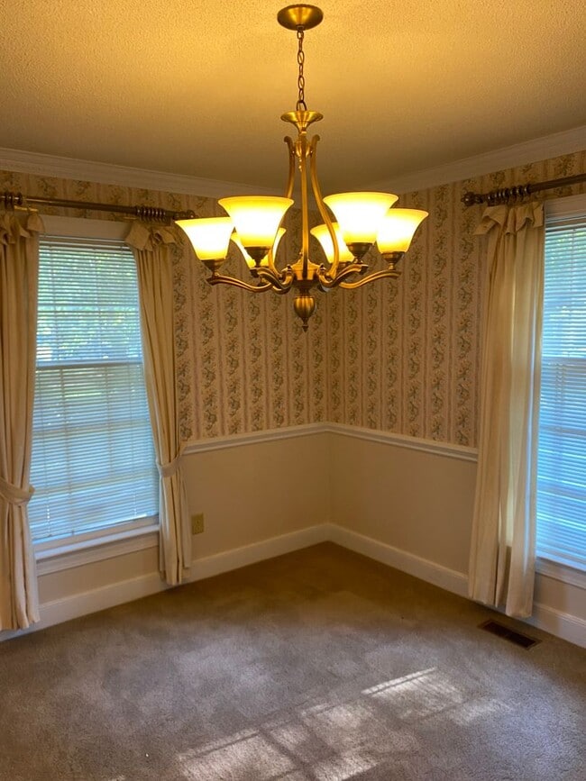 Building Photo - 3 Bedroom 3 Bath Brick Ranch