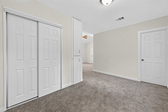 Building Photo - 16643 Lake Cir