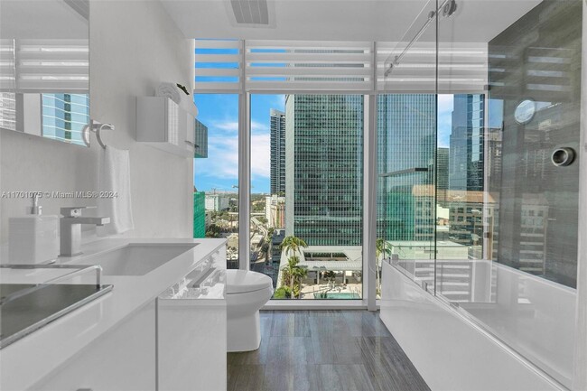 Building Photo - 1300 Brickell Bay Dr