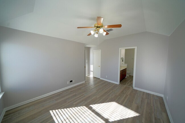 Building Photo - Beautifully Renovated Home Now Available in Converse.  Realtor Commission: $500