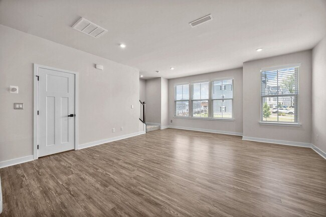 Building Photo - Gorgeous 4 bed 3.5 bath in Trinity Townes ...