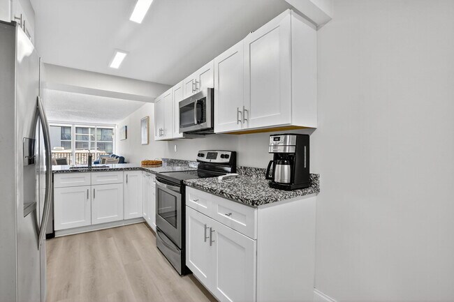 Building Photo - 8 Royal Palm Way