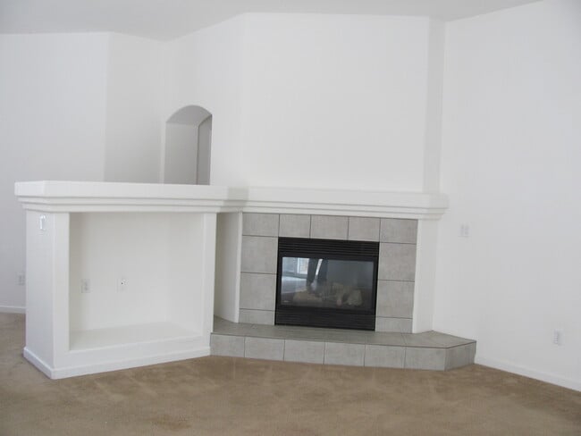 Building Photo - 930 Desert Breeze Way