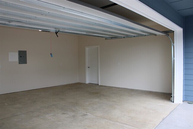 Building Photo - 2 bedroom 2 bathroom Brand New Triplex!