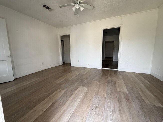 Building Photo - 2023 Delaware St