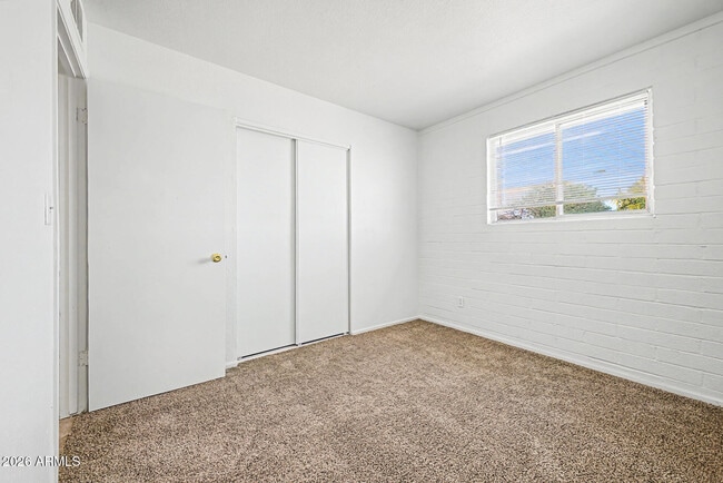 Building Photo - 1319 W Tulip Pl