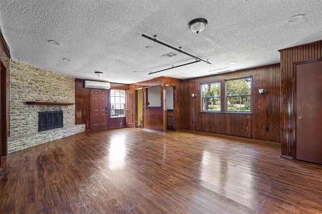 Building Photo - 2106 Allred Dr