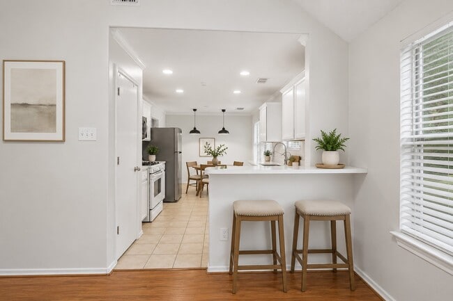 Building Photo - 6 Thicket Grove Pl