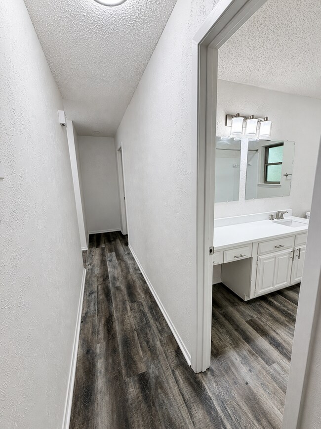 Building Photo - 3-Bedroom, 2 Bath Single Family for Rent in Arlington, TX | Attached Garage & Modern Kitchen