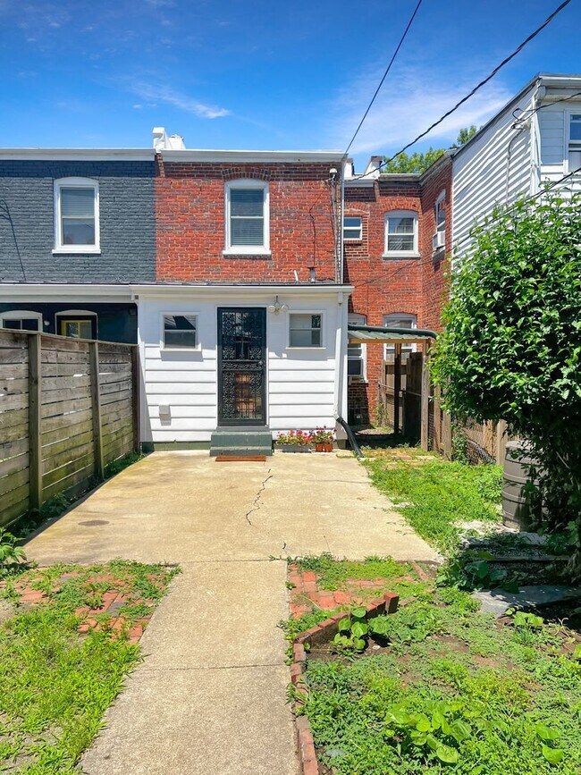 Building Photo - Classic Richmond Row House Steps from Byrd...
