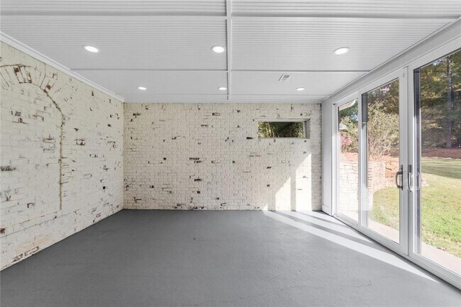 Building Photo - 390 Hembree Rd