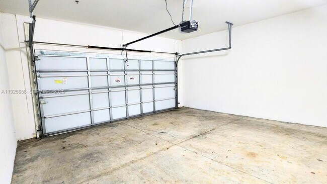 Building Photo - 460 NE 35th Ct