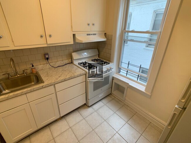 Building Photo - 2066 EAST 15 STREET unit 2C