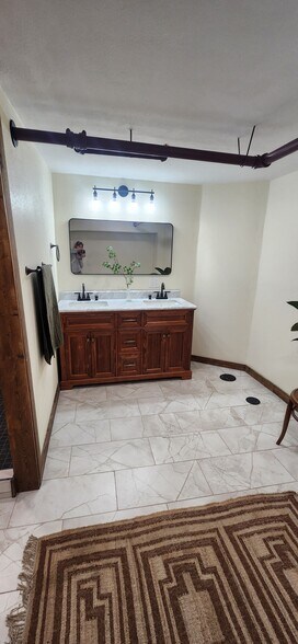 Building Photo - 423 W 1st Ave