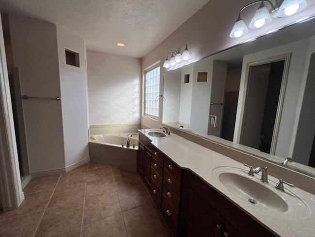 Building Photo - Primrose Pointe