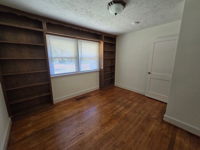 Building Photo - 1855 Broadell Dr