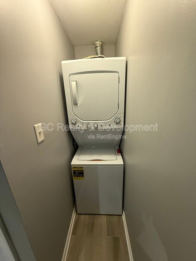 Building Photo - 3266 W Wrightwood Ave