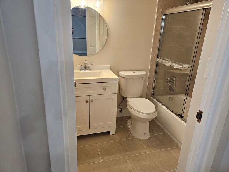 Building Photo - 5821 Washington St