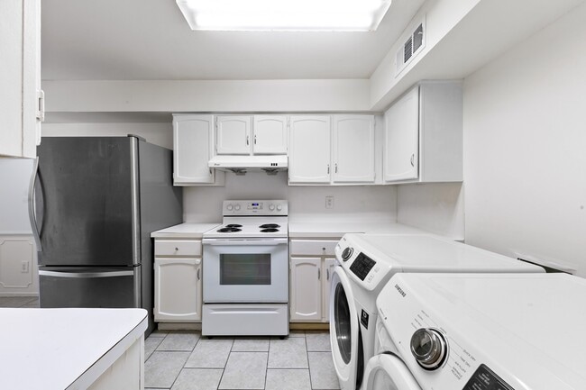 Building Photo - 361 N Post Oak Ln