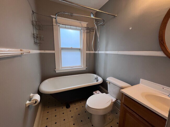 Building Photo - Large 3 Bedroom Duplex with Washer/Dryer - Water included!