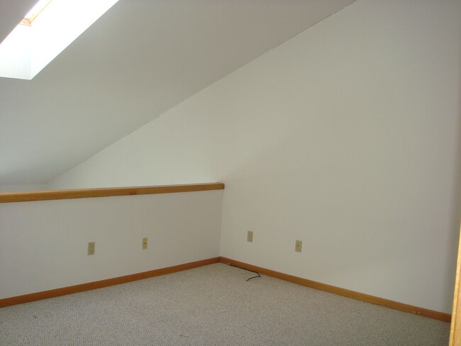 Building Photo - Cozy 1 bedroom loft apartment.. AVAILABLE!!