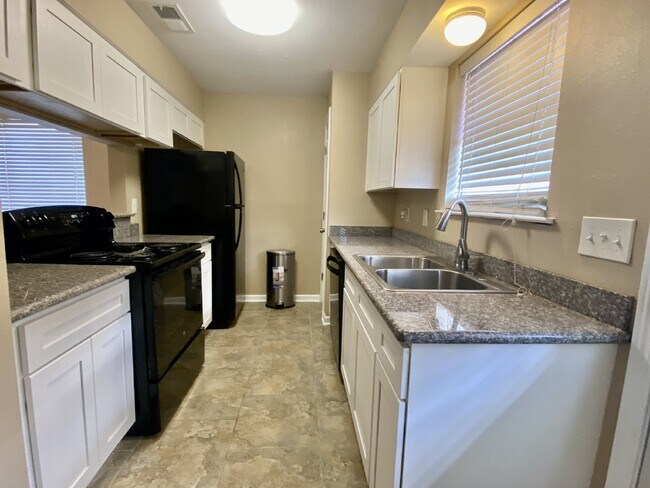 Building Photo - 2BR/2.5BA Townhome in Gated Community for Lease!