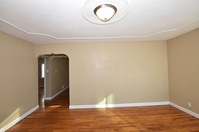 Building Photo - Mishawaka Northside 3 bedroom 1 1/2 story home with 2 bathrooms