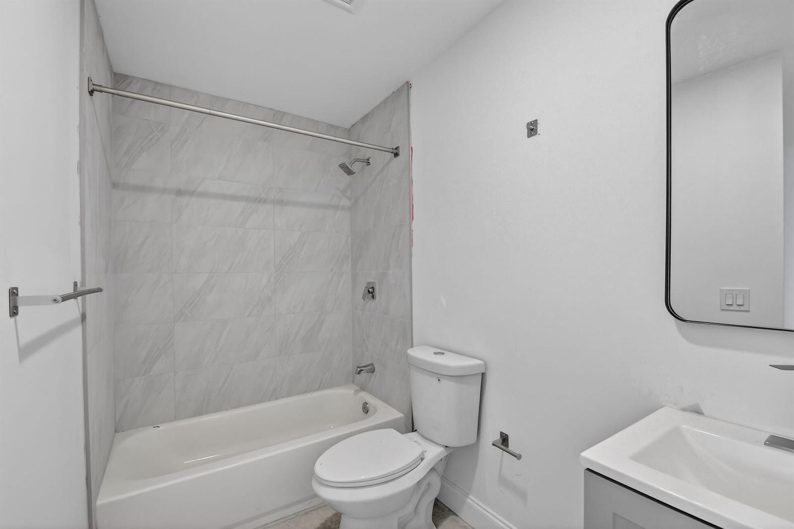 Building Photo - 917 W 2nd St