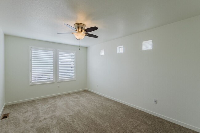Building Photo - 2656 Champagne Ave