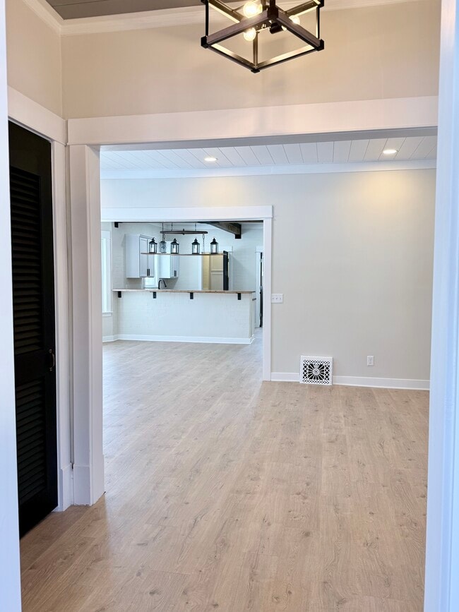 Building Photo - 553 Elm Ave E