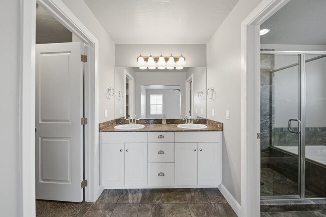 Building Photo - Bright & Spacious 3 bedroom Townhome