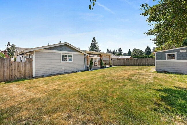Building Photo - Beautiful Steilacoom Home with Private ADU, Covered Patio, Bonus Gym & A/C!