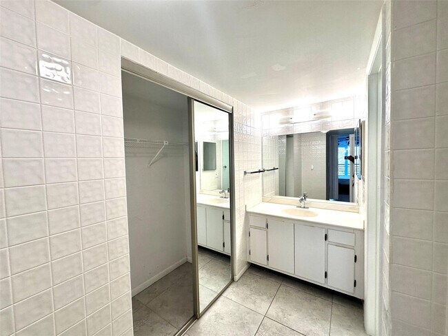 Building Photo - 6701 N University Dr