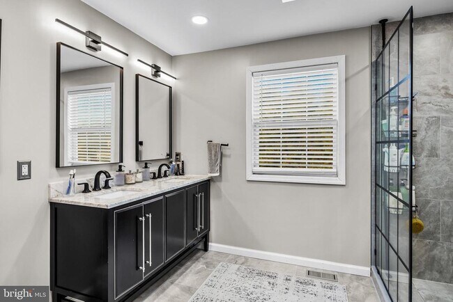 Building Photo - 7 Madison Ct