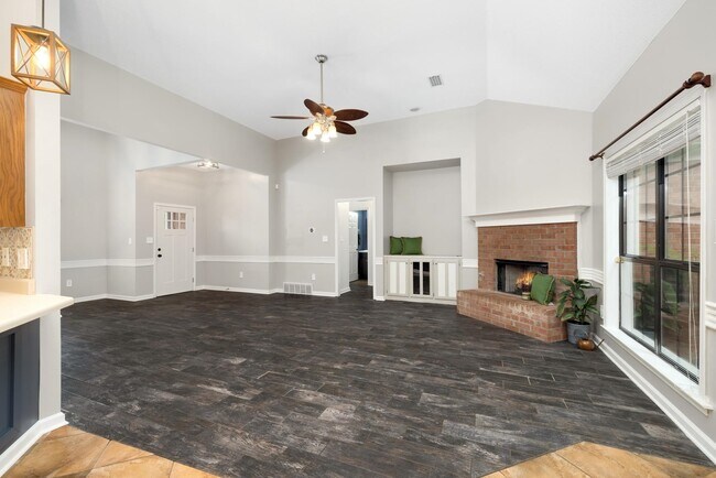 Building Photo - 4905 Springtree Dr