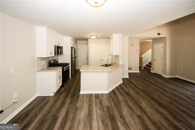 Building Photo - 121 Stoneforest Dr