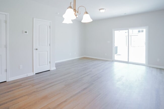 Building Photo - 2 Bedroom, 2.5 Bath Townhome in downtown C...