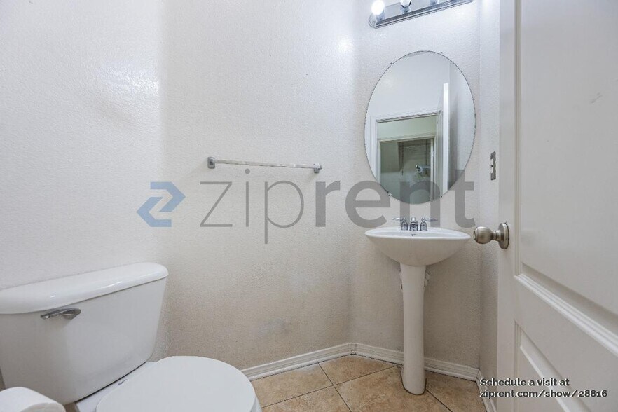 Building Photo - Unit