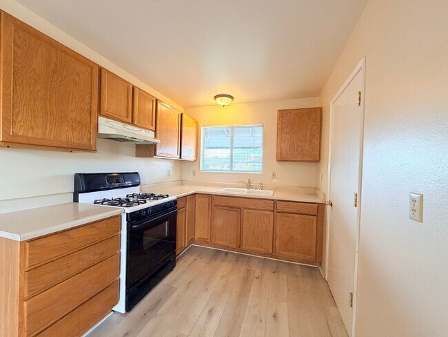 Building Photo - Charming Petaluma Home with Expansive Backyard