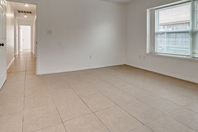 Building Photo - Great Freshly updated 3 bed 2 bath!