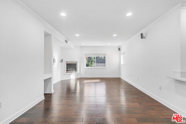 Building Photo - 11504 Moorpark St
