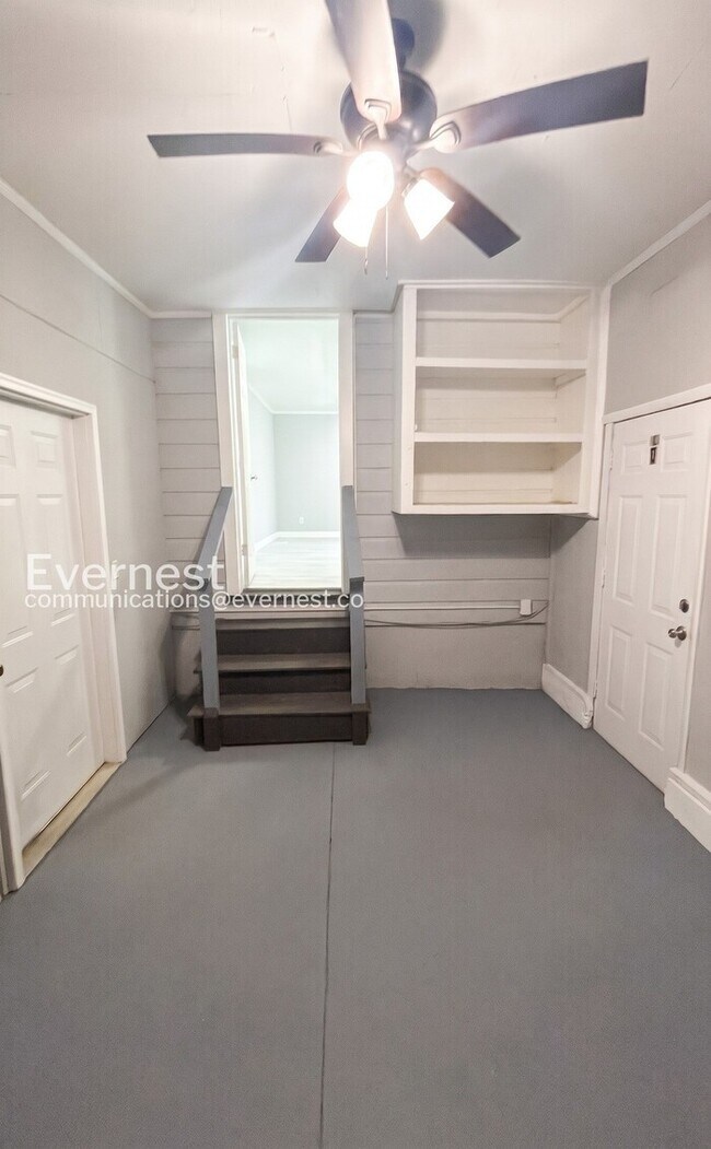 Building Photo - 2 Bed/1 Bath Home with Modern Amenities / Available Now!
