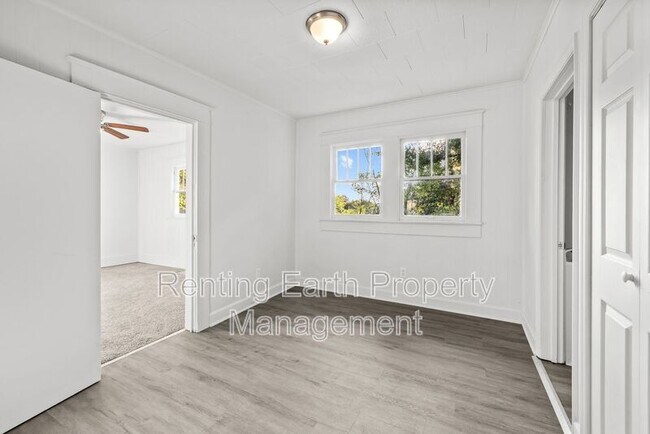 Building Photo - 1736 Mountain Dr