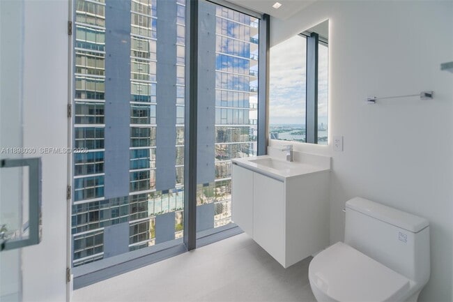 Building Photo - 700 NE 24th St