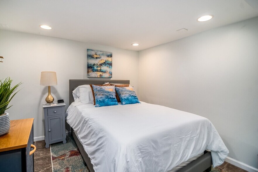 Building Photo - 327 W School St