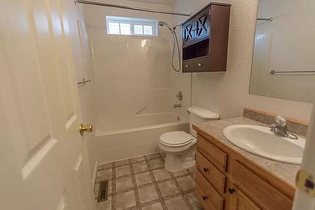 Building Photo - Beautiful 3 bedroom 2 bath home in  Pleasa...
