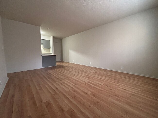 Building Photo - Renovated 1 Bedroom, 1 Bath Apartment at t...