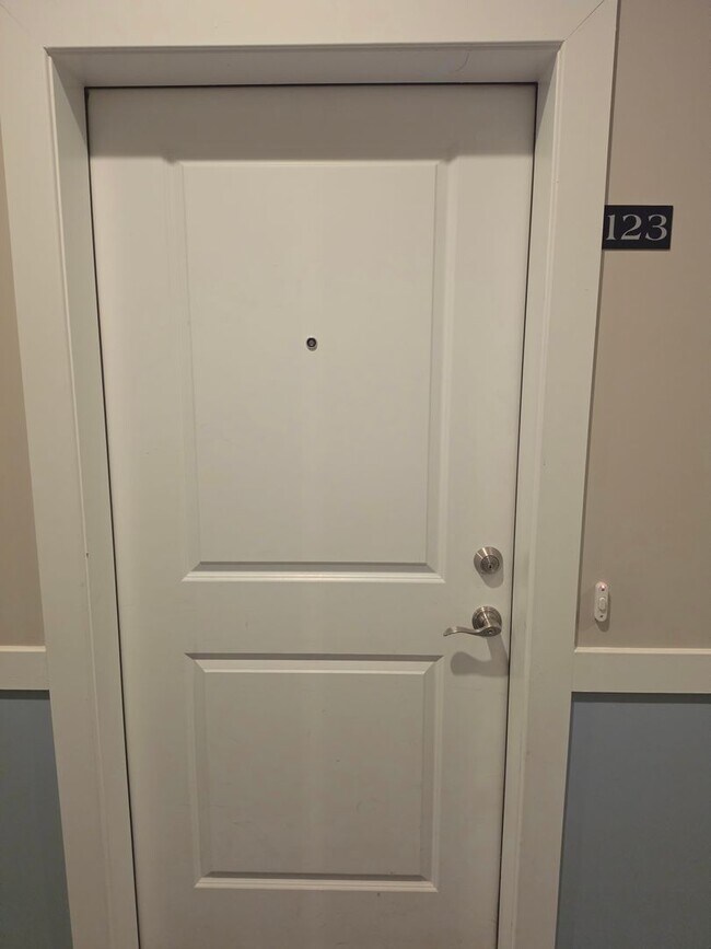 Building Photo - Beautiful 2nd floor (with elevator services) condominium: 2-bed, 2-bath, beautiful kitchen, bonus...