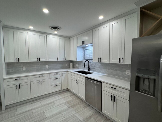 Building Photo - Beautifully Renovated 3 Bedrom